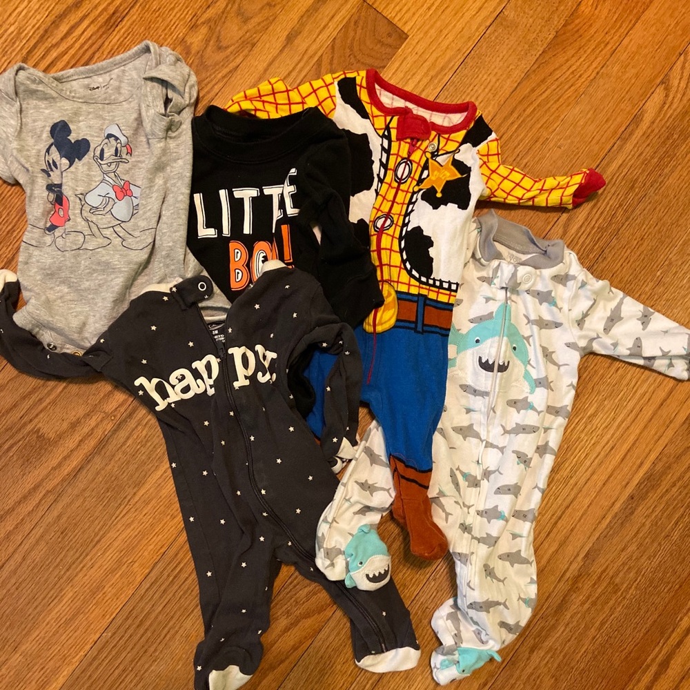 Baby onesies in size 0 to 3 mouth